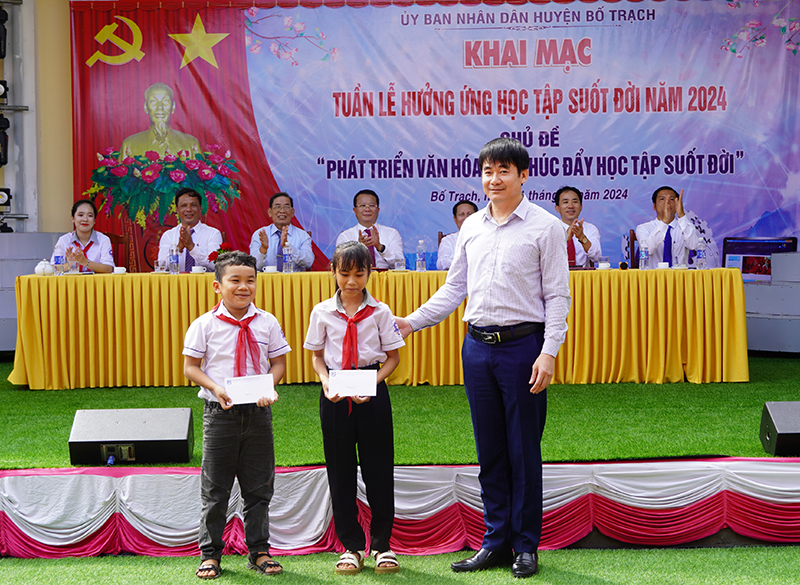 Đại diện Sở Giáo dục và Đào tạo tặng học bổng cho các em học sinh.