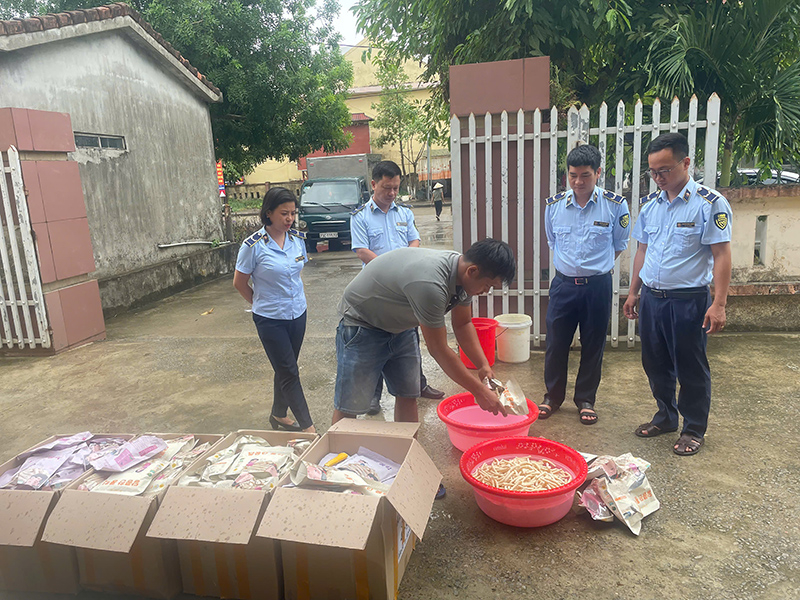 Lực lượng quản lý thị trường giám sát việc tiêu hủy tang vật của các cơ sở vi phạm.