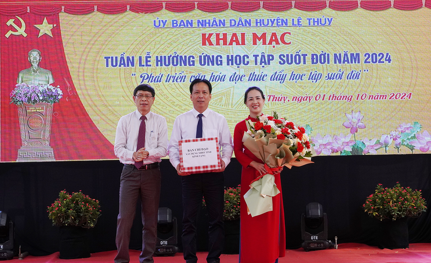 Đại diện Ban Chỉ đạo Xây dựng xã hội học tập tỉnh tặng quà cho huyện Lệ Thủy.