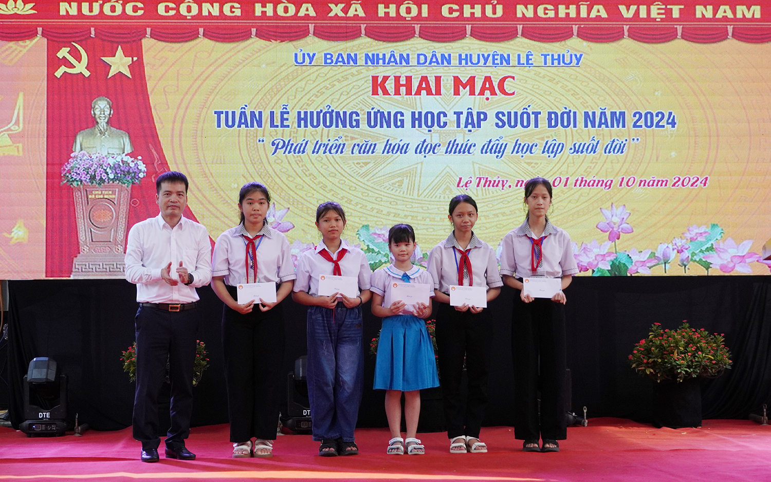  Đại diện lãnh đạo huyện Lệ Thủy trao tặng quà cho các em học sinh có thành tích xuất sắc.