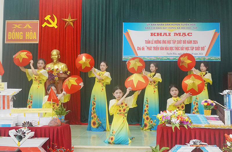 Một tiết mục văn nghệ tại lễ khai mạc.