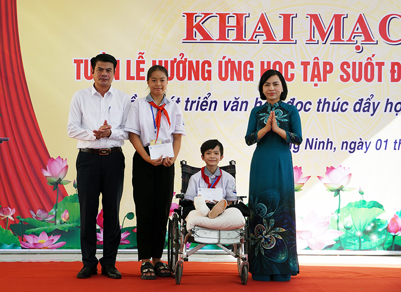  Đại diện Ban Chỉ đạo xây dựng xã hội học tập tỉnh tặng quà cho học sinh vượt khó vươn lên trong học tập.