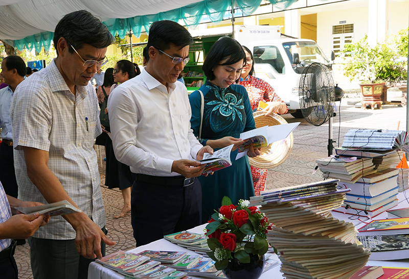 Các đại biểu tham quan điểm giới thiệu sách.
