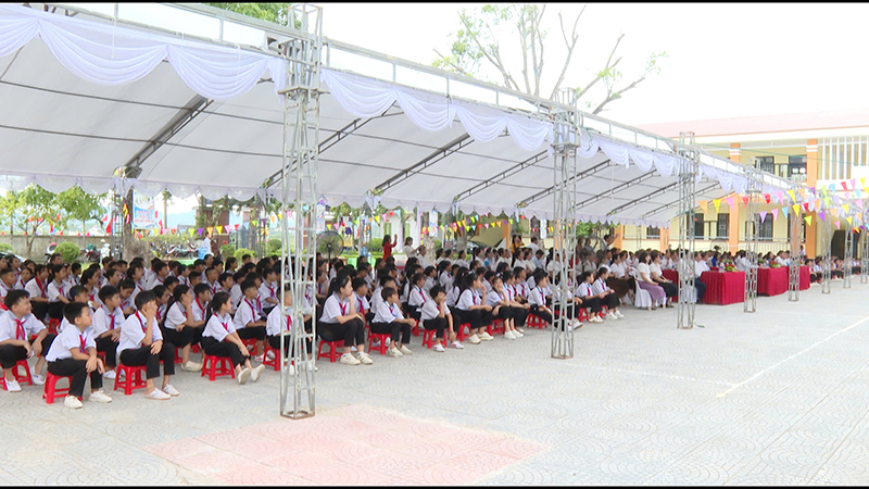 Các em học sinh ở Trường THCS Quảng Thanh hưởng ứng tuần lễ học tập suốt đời.