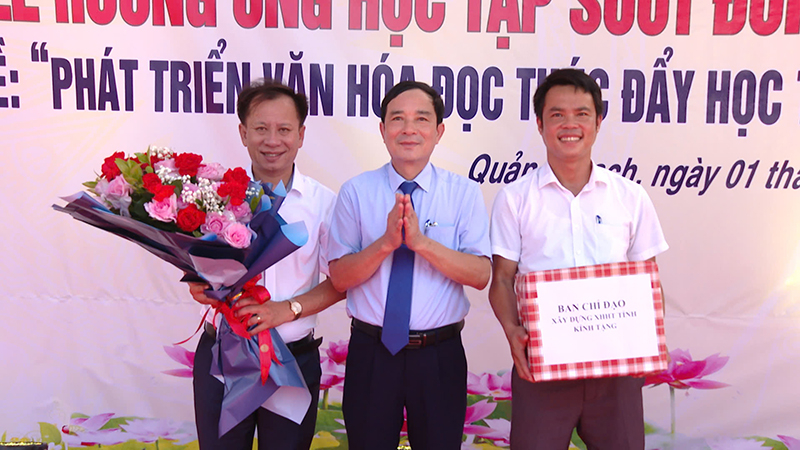Ban tổ chức lễ khai mạc “Tuần lễ học tập suốt đời” năm 2024 tặng quà cho các em học sinh và Trường THCS Quảng Thanh.