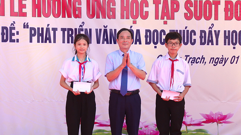 Ban tổ chức lễ khai mạc “Tuần lễ học tập suốt đời” năm 2024 tặng quà cho các em học sinh và Trường THCS Quảng Thanh.