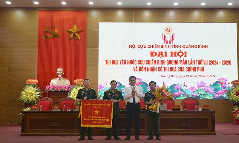 Đại diện lãnh đạo lãnh đạo UBND tỉnh đã trao tặng Cờ thi đua “Đơn vị xuất sắc trong phong trào thi đua” cho Hội CCB tỉnh