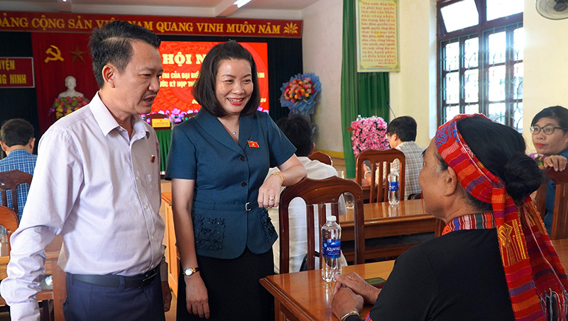 Các ĐBQH trò chuyện với cử tri
