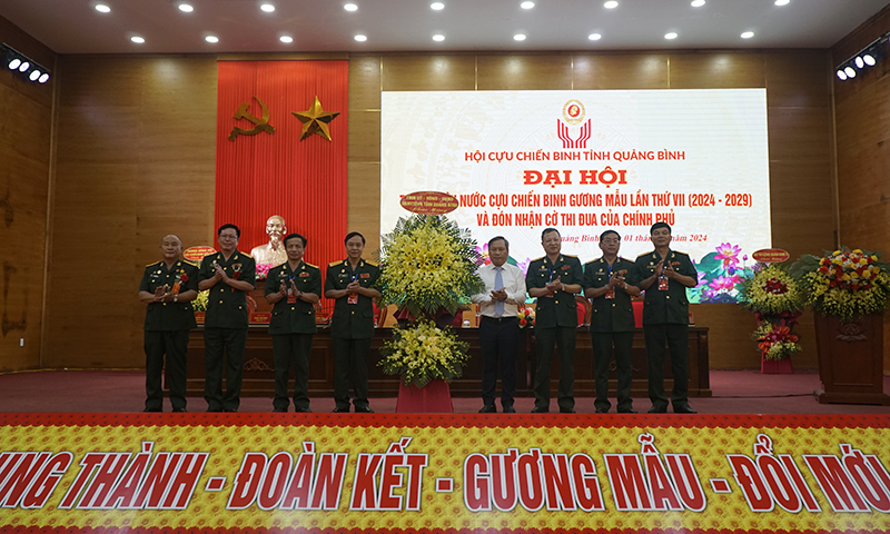 Đồng chí Bí thư Tỉnh uỷ Vũ Đại Thắng tặng hoa chúc mừng đại hội.