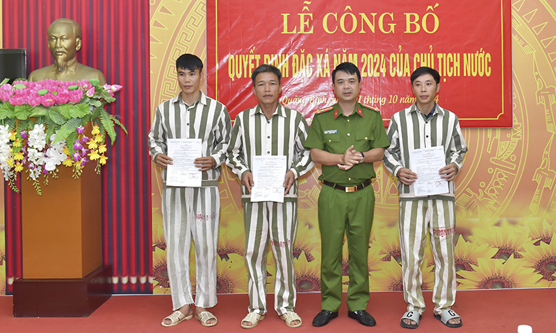 Đại diện lãnh đạo Công an tỉnh trao quyết định đặc xá của Chủ tịch nước cho các phạm nhân.