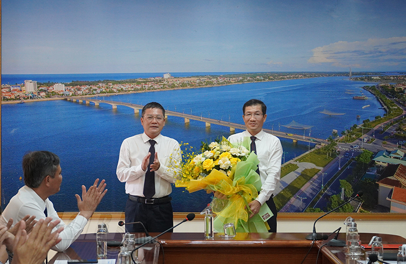  Lãnh đạo Sở Xây dựng tặng hoa chúc mừng tân Phó Giám đốc Sở Xây dựng Nguyễn Đức Cường.