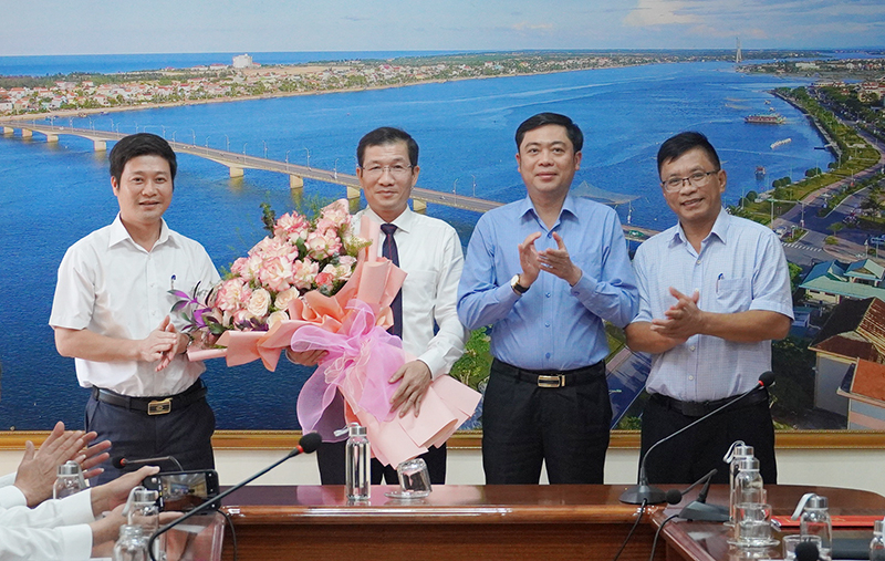  Lãnh đạo Sở Xây dựng tặng hoa chúc mừng tân Phó Giám đốc Sở Xây dựng Nguyễn Đức Cường.