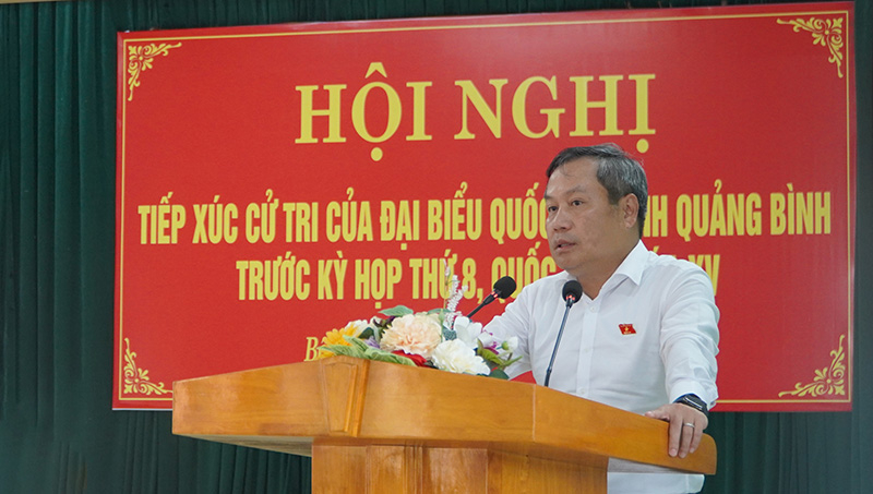 Đồng chí Bí thư Tỉnh ủy, Trưởng đoàn ĐBQH tỉnh Vũ Đại Thắng phát biểu tại hội nghị