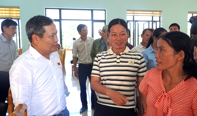 Đồng chí Bí thư Tỉnh ủy, Trưởng đoàn ĐBQH tỉnh Vũ Đại Thắng trò chuyện với cử tri