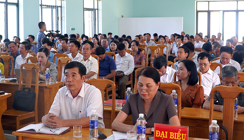 Đại biểu và cử tri dự hội nghị