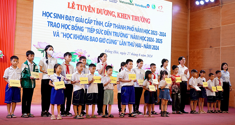 TP. Đồng Hới “tiếp sức đến trường” cho các học sinh có hoàn cảnh khó khăn.