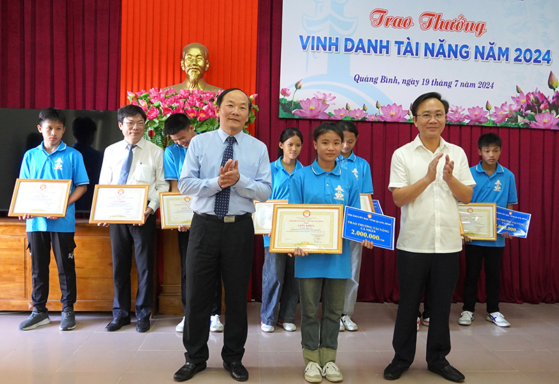 Quan tâm việc khen thưởng, vinh danh tài năng đã kịp thời hỗ trợ, khuyến khích phát triển tài năng, đào tạo nguồn nhân lực cho sự phát triển kinh tế-xã hội của tỉnh.