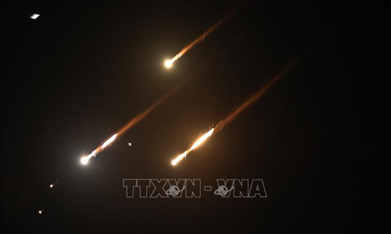 Tên lửa phóng từ Iran bị hệ thống phòng không của Israel đánh chặn trên bầu trời thành phố Nablus, Bờ Tây ngày 1/10/2024. Ảnh: THX/TTXVN