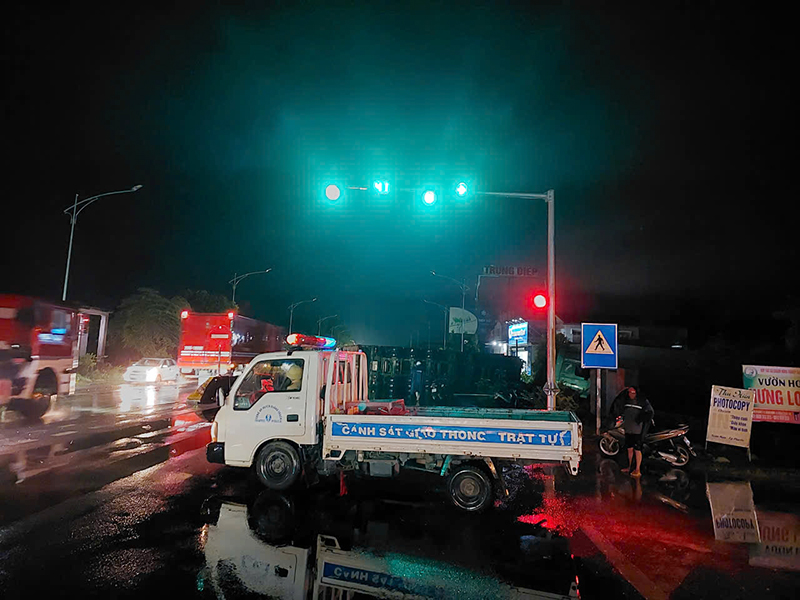 Lực lượng chức năng kịp thời có mặt để điều tiết, phân luồng giao thông. 