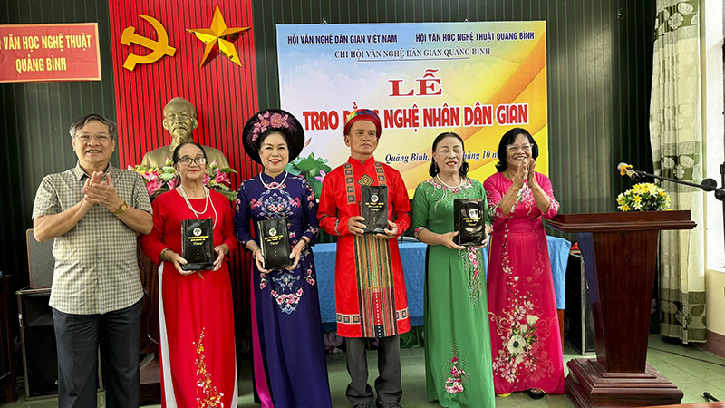 Hội người cao tuổi tặng quà cho các nghệ nhân