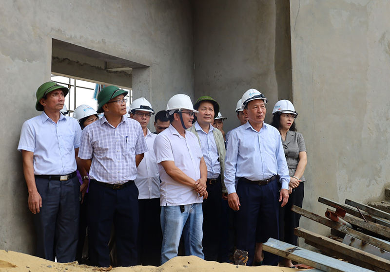  Đồng chí Phó Bí thư Thường trực Tỉnh ủy Trần Hải Châu kiểm tra thực tế tiến độ thi công dự án Trung tâm TDTT tỉnh.