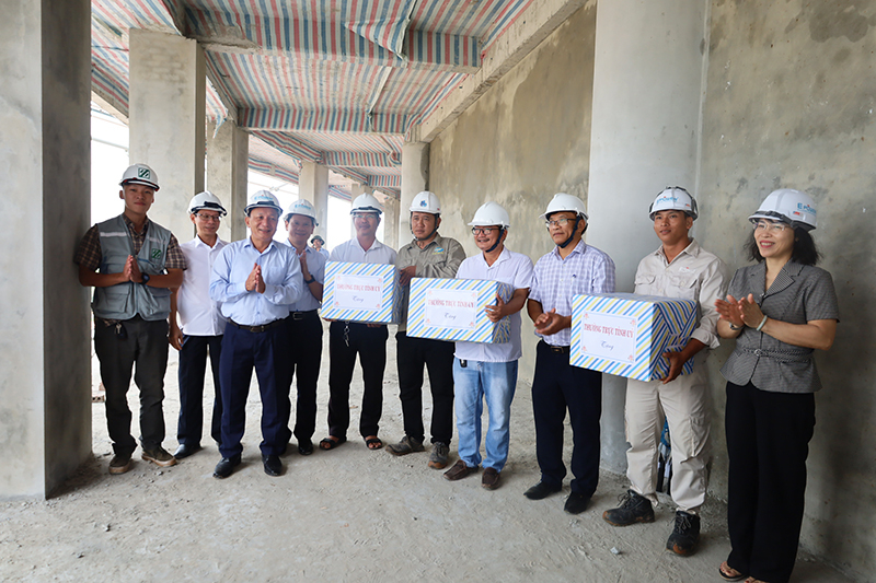  Đồng chí Phó Bí thư Thường trực Tỉnh ủy Trần Hải Châu tặng quà cho cán bộ, công nhân, lao động đang thi công dự án Trung tâm TDTT tỉnh.