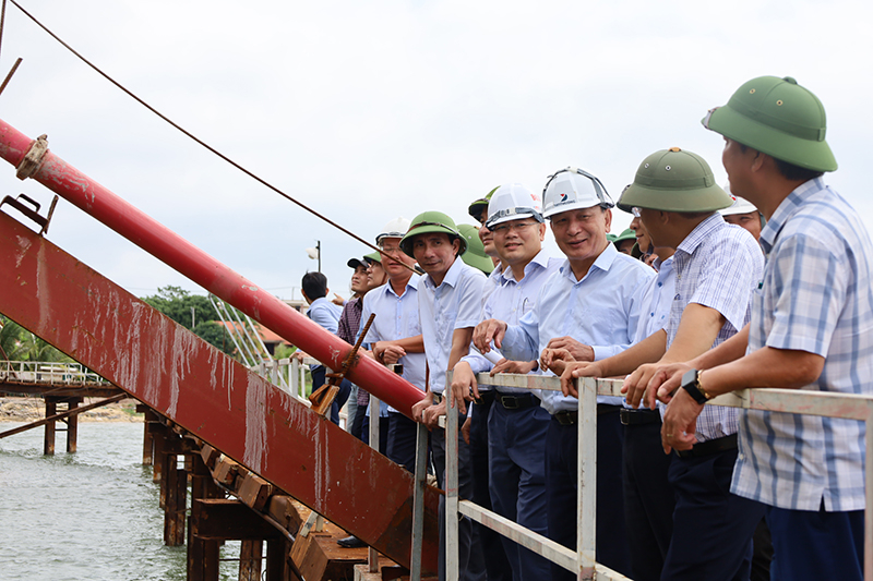 Đồng chí Phó Bí thư Thường trực Tỉnh ủy Trần Hải Châu và đoàn công tác kiểm tra thực tế tiến độ triển khai dự án thành phần 2-Cầu Nhật Lệ 3 và đường 2 đầu cầu.