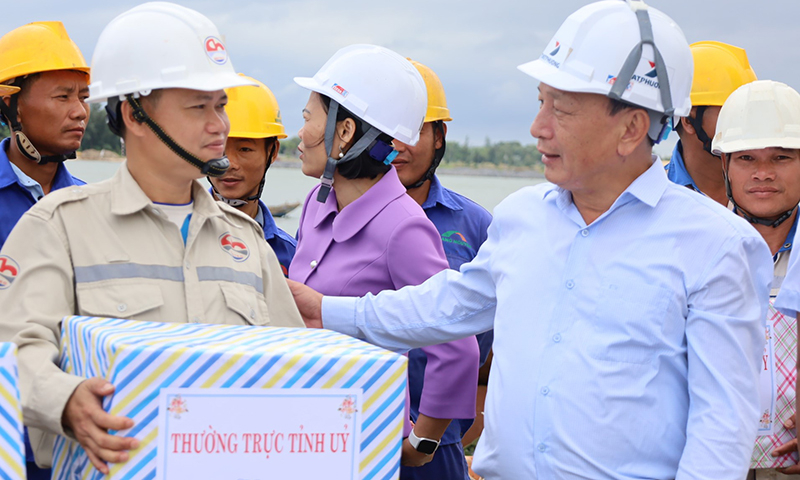Đồng chí Phó Bí thư Thường trực Tỉnh ủy Trần Hải Châu thăm hỏi, động viên cán bộ, công nhân, lao động đang thi công cầu Nhật Lệ 3. 