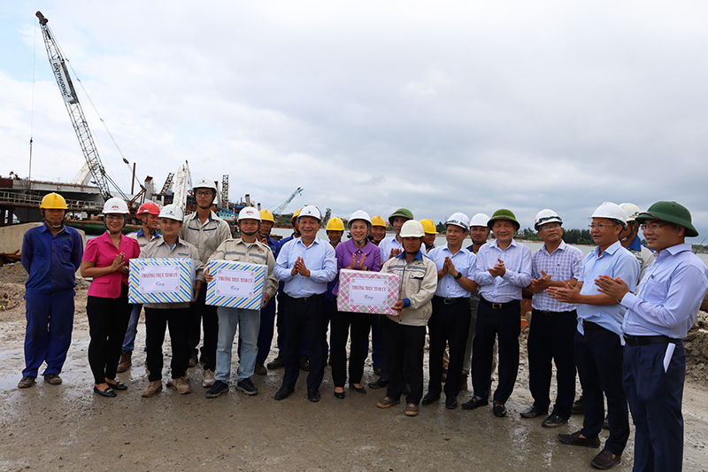 Đồng chí Phó Bí thư Thường trực Tỉnh ủy Trần Hải Châu tặng quà cho cán bộ, công nhân, lao động đang thi công cầu Nhật Lệ 3