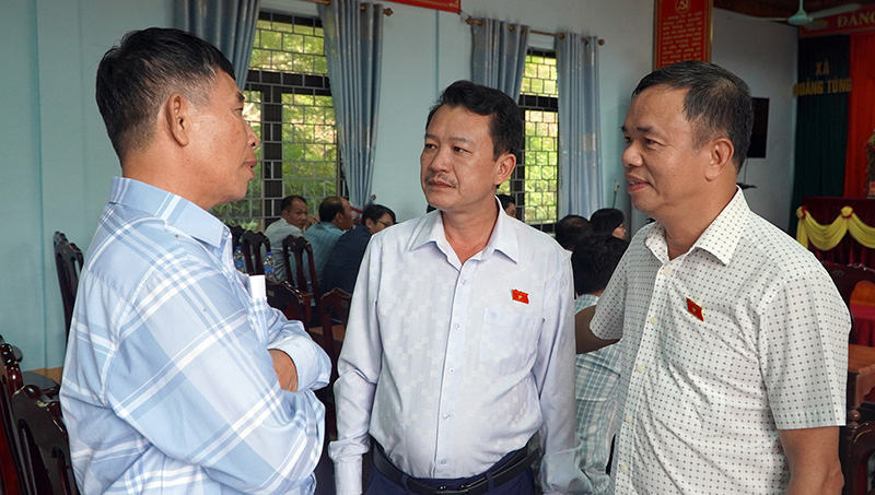 Các đại biểu trò chuyện với cử tri.