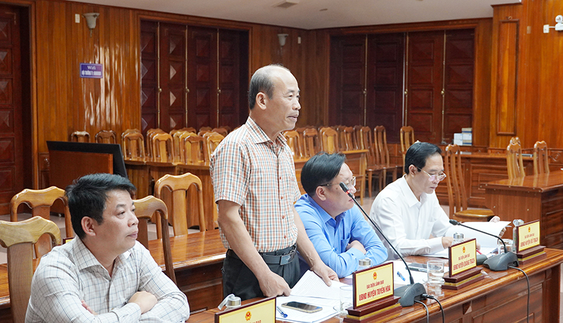 Lãnh đạo UBND huyện Tuyên Hóa phát biểu tại phiên họp.