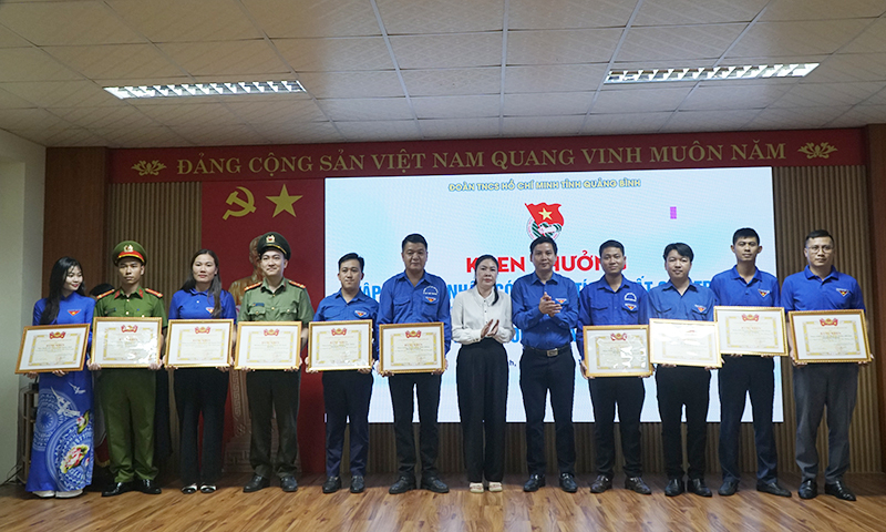 Trao bằng khen của Trung ương Đoàn cho các tập thể xuất sắc trong thực hiện Chiến dịch Thanh niên tình nguyện hè năm 2024.
