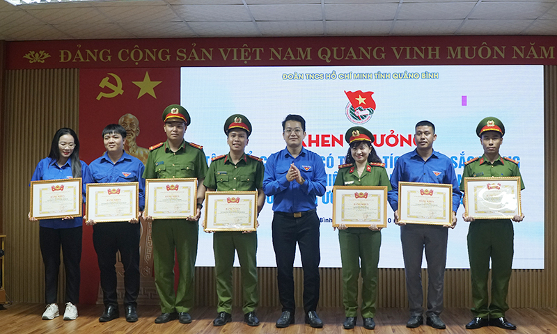 Trao bằng khen của Trung ương Đoàn cho các cá nhân xuất sắc trong thực hiện Chiến dịch Thanh niên tình nguyện hè năm 2024.
