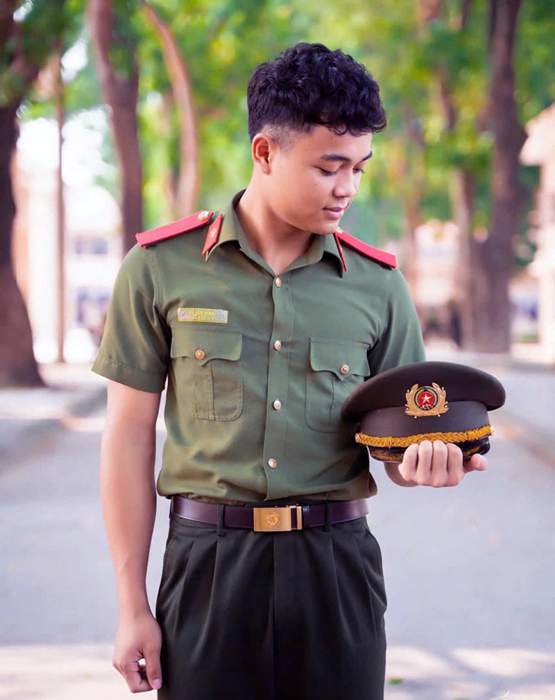 Hồ Văn Minh là học sinh Bru-Vân Kiều đầu tiên ở xã Trường Sơn thi đỗ vào ngành Công an.