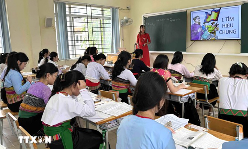 Kết hợp lý thuyết và thực hành giúp học sinh miền núi dễ dàng tiếp thu kiến thức. (Ảnh: Việt Hoàng/TTXVN)