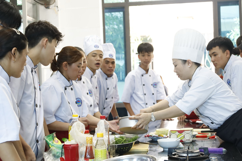 Đội ngũ nhà giáo, cán bộ quản lý có kỹ năng góp phần quyết định chất lượng công tác giáo dục nghề nghiệp.
