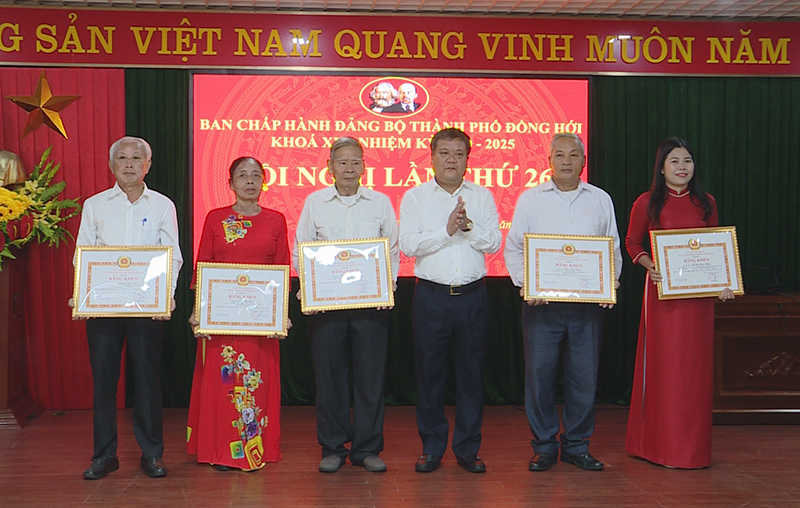 Đồng chí Bí thư Thành ủy Đồng Hới Trần Phong trao bằng khen của Ban Thường vụ Tỉnh ủy tặng các cá nhân “hoàn thành xuất sắc nhiệm vụ” tiêu biểu 5 năm liền (giai đoạn 2019-2023).