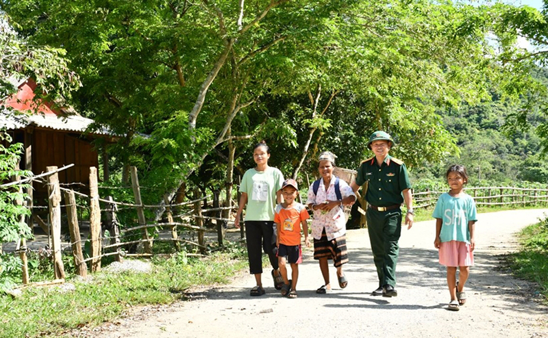 Tuyến đường bê tông dài gần 2km do Đoàn KT-QP 79 xây dựng góp phần nâng cao cuộc sống cho đồng bào Bru-Vân Kiều ở cụm Còi, bản Còi Đá.