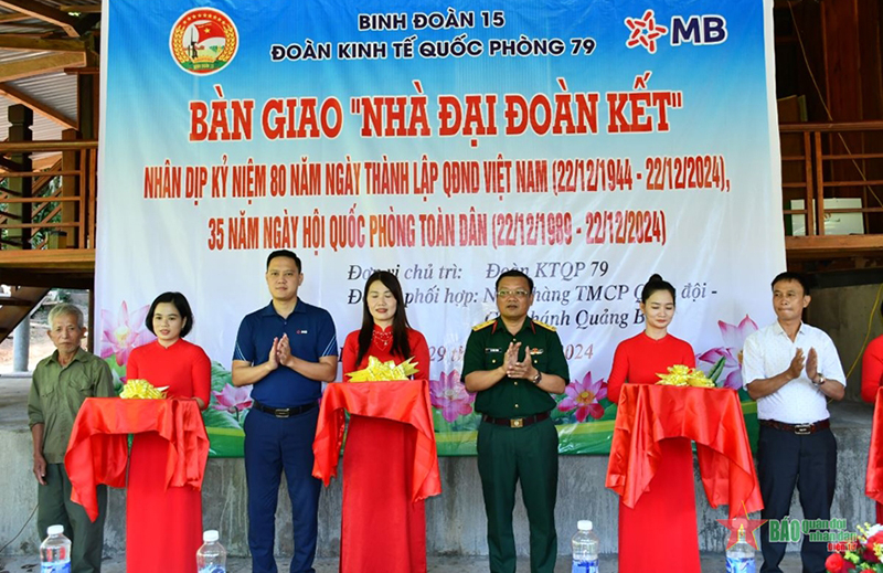 Đoàn KT-QP 79 phối hợp trao nhà Đại đoàn kết tặng gia đình ông Hồ Văn Chia ở bản Khe Giữa, xã Ngân Thủy. 