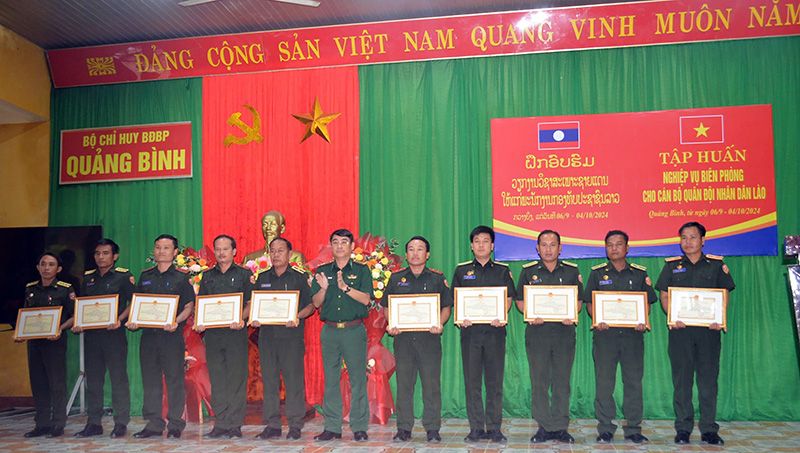 Đại tá Hồ Thanh Sơn, Phó Chỉ huy trưởng, Tham mưu trưởng BĐBP tỉnh trao tặng giấy khen của BCH BĐBP tỉnh cho các học viên có thành tích xuất sắc  