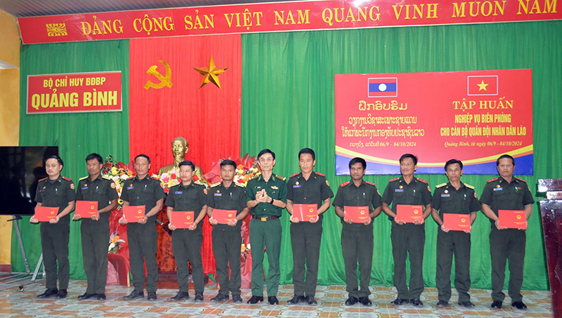 Đại tá Ngô Văn Dũng, Phó Chính ủy trao Chứng nhận Tốt nghiệp cho học viên Quân đội Lào