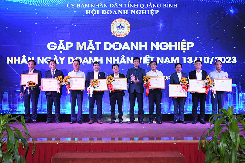 UBND tỉnh gặp mặt, tôn vinh các doanh nghiệp, doanh nhân, nhân Ngày Doanh nhân Việt Nam năm 2023.Nhiều doanh nghiệp, doanh nhân được 