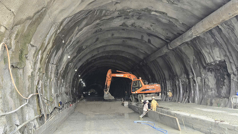Nhiều doanh nghiệp trong tỉnh đầu tư phương tiện hiện đại, tham gia thị công các công trình trọng điểm quốc gia.