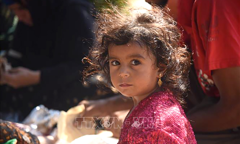 Một em nhỏ cùng gia đình sơ tán từ ngoại ô Beirut tới Tripoli, Liban ngày 28/9/2024. Ảnh: THX/TTXVN