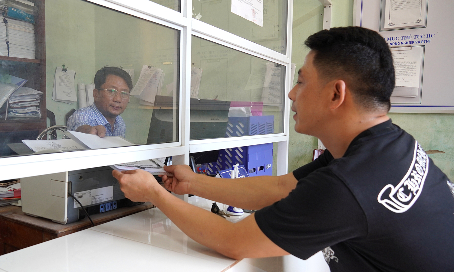 Người dân đến thực hiện thủ tục đất đai tại bộ phận một cửa phường Quảng Long.