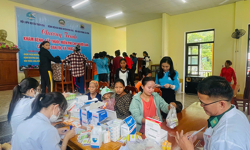 Khám và cấp phát thuốc miễn phí cho người dân vùng đồng bào Rục, xã Thượng Hóa (Minh Hóa).