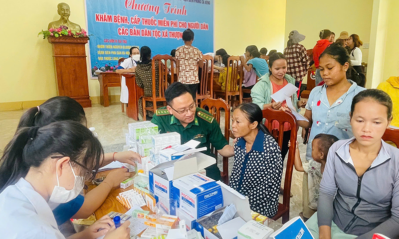 đồng bào Rục phấn khởi vì được khám bệnh và nhận thuốc miễn phí.