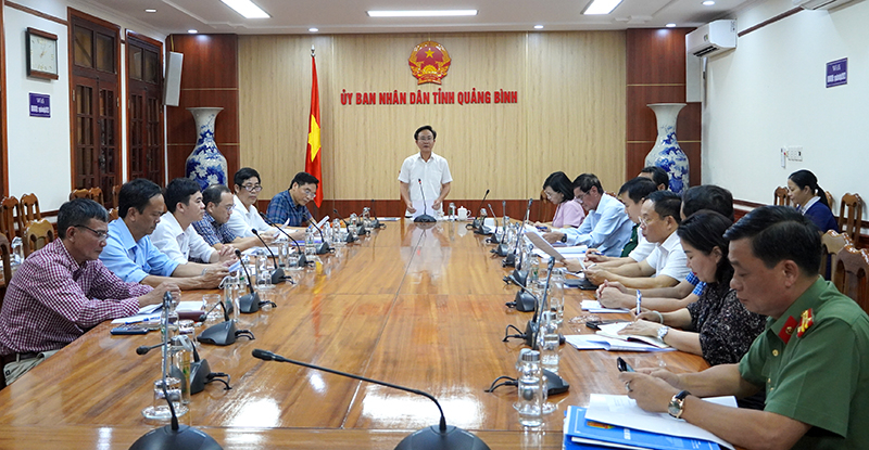 Đồng chí Phó Chủ tịch UBND tỉnh Hoàng Xuân Tân phát biểu kết luận tại cuộc họp.