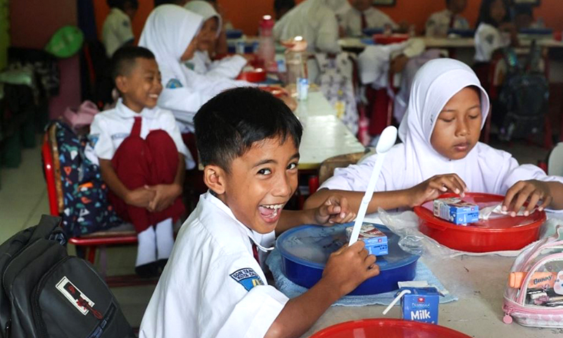 Ban đầu, các bữa ăn sẽ được cung cấp cho khoảng 20 triệu học sinh. Ảnh: REUTERS