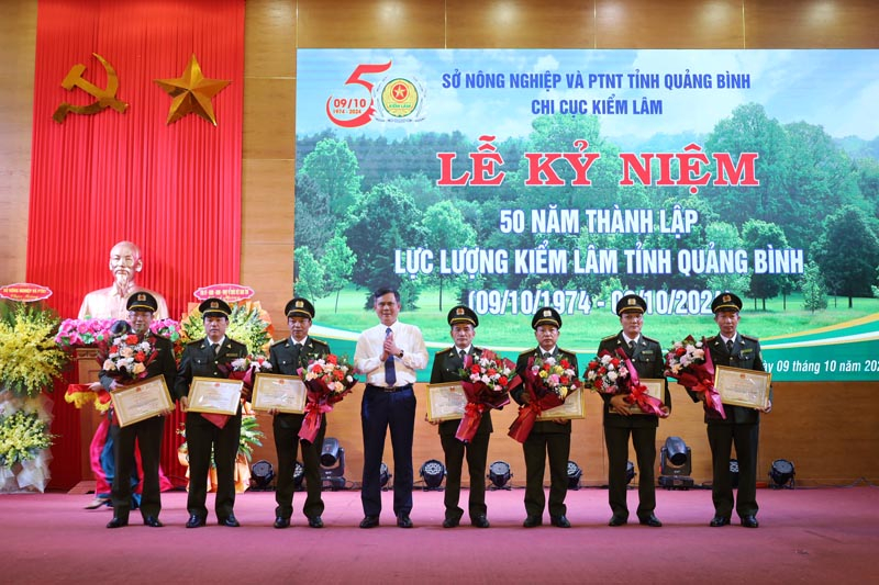 Các tập thể, cá nhân của lực lượng Kiểm lâm tỉnh được khen thưởng tại buổi lễ.